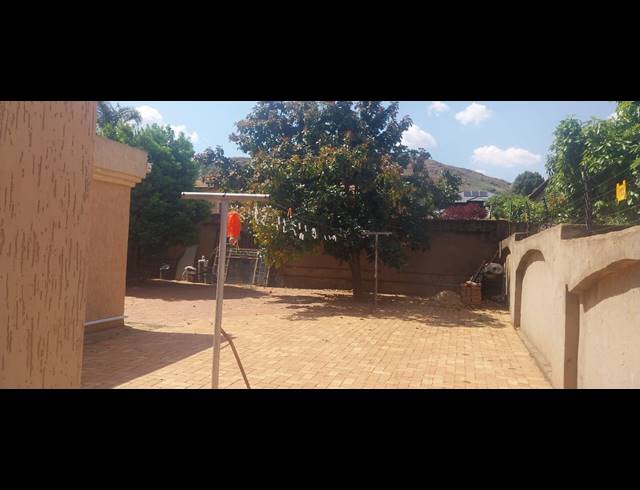 4 BEDROOM HOUSE FOR SALE IN LADY SELBORNE